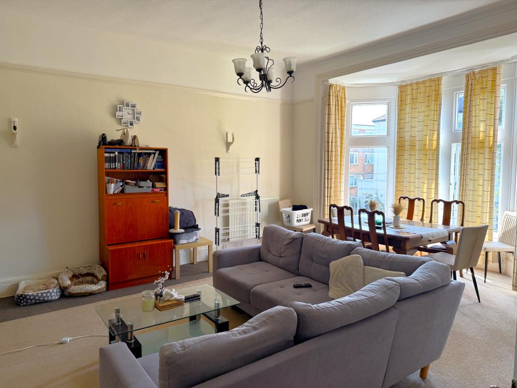 Lot: 151 - SUBSTANTIAL SEMI-DETACHED VICTORIAN DWELLING WITH ADDITIONAL INVESTMENT INCOME - Living room of first floor flat
